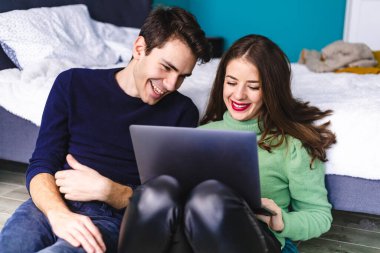 Laptopta bir şeye bakan genç ve güzel bir çift. Çift etkinliği.