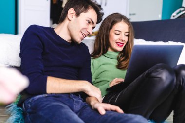 Laptopta bir şeye bakan genç ve güzel bir çift. Çift etkinliği.