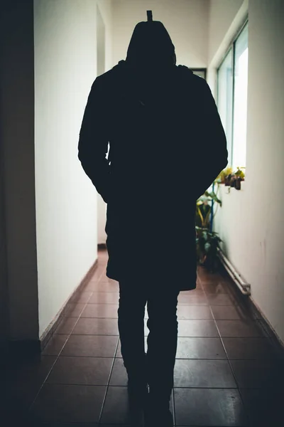 Silhouette Homme Faufilant Dans Couloir Une Maison — Photo