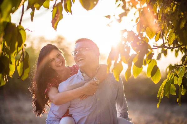 Junges Paar Das Sich Nachmittagslicht Unter Dem Baum Umarmt Romantik — Stockfoto