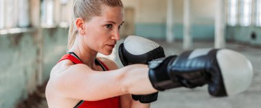 Güzel sarışın kız boksör. Direkt yumruk. Aktif yaşam tarzı. Geniş, pankart biçimi