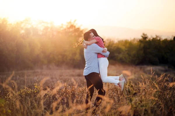 Retrato Aire Libre Pareja Joven Novio Levanta Novia Aire Luz — Foto de Stock