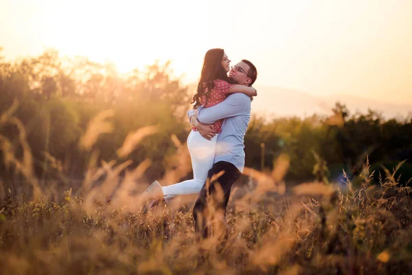 Retrato Livre Jovem Casal Namorado Levanta Sua Namorada Luz Tarde — Fotografia de Stock