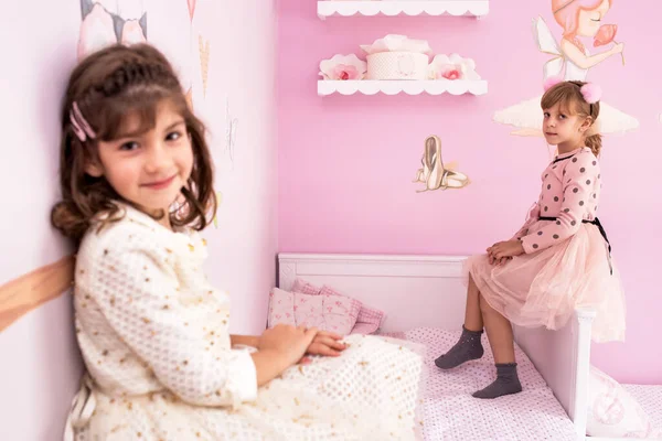 Adorável Bonito Meninas Irmãs Gêmeos Cama Seu Lindo Quarto Rosa — Fotografia de Stock