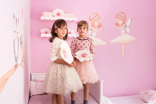 Adorabil Drăguț Fetițe Surori Gemeni Picioare Pat Camera Lor Roz — Fotografie, imagine de stoc