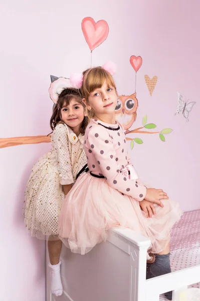Чарівні Милі Маленькі Дівчата Сестри Близнюки Стоять Ліжку Прекрасній Рожевій — стокове фото