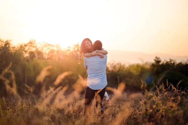 Retrato Livre Jovem Casal Namorado Levanta Sua Namorada Luz Tarde — Fotografia de Stock