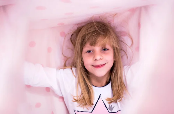 Adorabile Ragazza Bionda Che Sveglia Mattino Tenendo Coperta Sopra Testa — Foto Stock