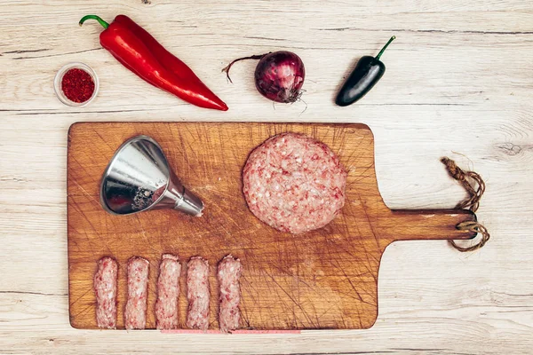 Rohe Türkische Cevap Und Burger Aus Rinderhackfleisch Auf Holzbrett Mit — Stockfoto