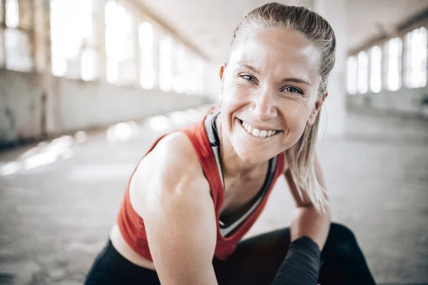 Close Portret Jonge Fit Sportieve Vrouw Glimlachend Fitness Training Kopieer — Stockfoto