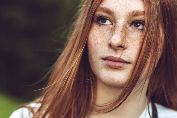 Крупный План Портрета Молодой Рыжей Девочки Подростка — стоковое фото