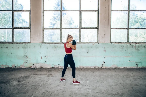 Fit Blonde Vrouw Uit Werken Rode Sportkleding Opleiding Actieve Levensstijl — Stockfoto