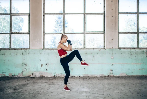 Passar Blond Kvinna Som Tränar Röda Sportkläder Utbildning Aktiv Livsstil — Stockfoto