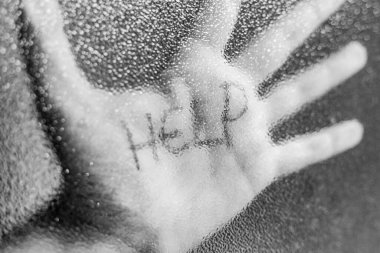 Üzerinde kelime yardımı yazan siyah beyaz bir kadın eli fotoğrafı. Pencereden bak