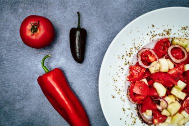 Masada taze domates, kırmızı biber ve salatalık var.