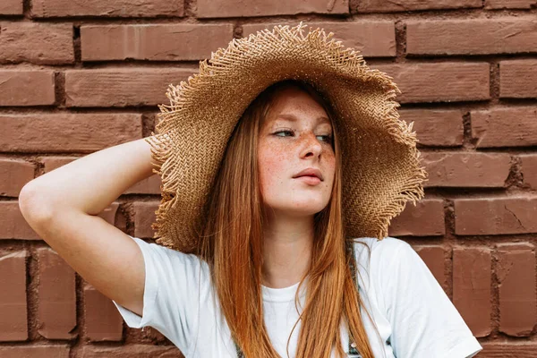 Retrato Joven Adolescente Pelirroja Con Pecas Sombrero Verano Camisa Blanca —  Fotos de Stock