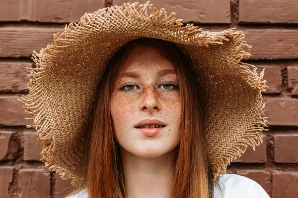Портрет Молодой Рыжей Девушки Подростка Веснушках Летней Шляпе — стоковое фото