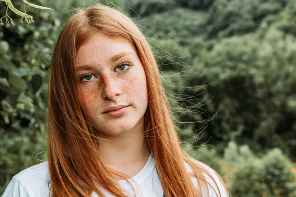 Крупный План Портрета Молодой Рыжей Девочки Подростка — стоковое фото