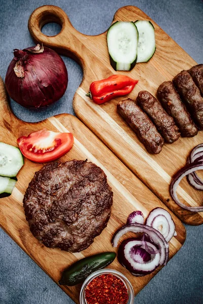 Bovenaanzicht Van Houten Keukenbord Met Gegrild Vlees Turkse Cevap Hamburger — Stockfoto