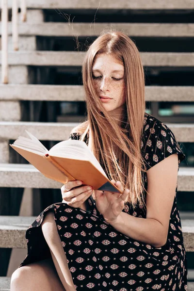 Jung Ingwer Teenie Schulmädchen Sitzen Auf Der Treppe Vor Ihrer — Stockfoto