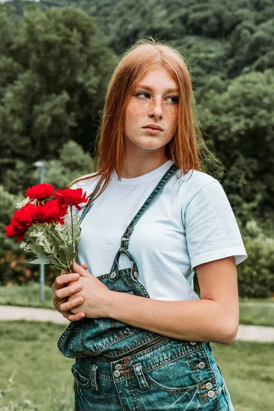 Портрет Молодой Рыжей Девушки Подростка Букетом Роз — стоковое фото