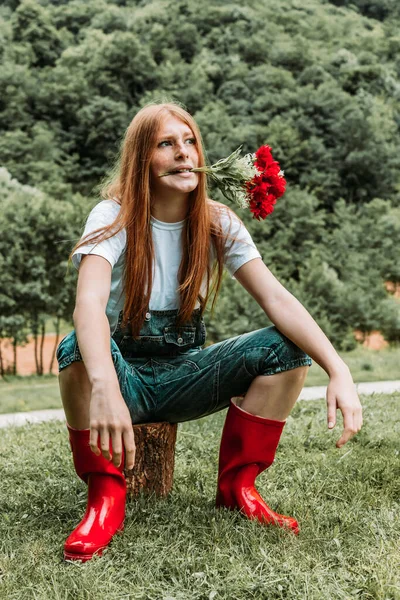 Feliz Jengibre Chica Adolescente Sosteniendo Ramo Rosas Con Sus Dientes — Foto de Stock