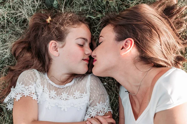 Mãe Filha Deitadas Relva Esquimós Beijarem Pais Relação Filhos — Fotografia de Stock