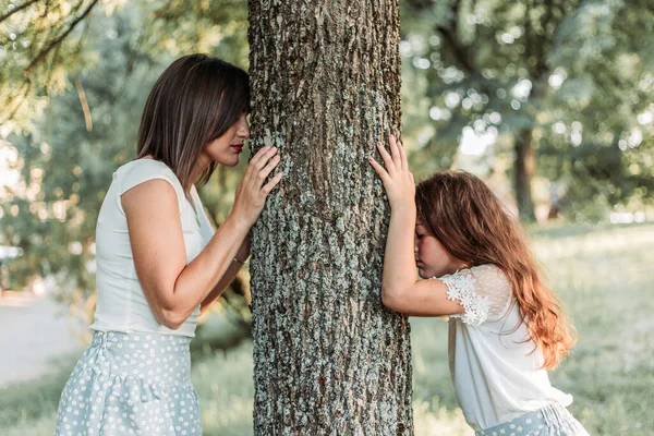 Jovem Mãe Sua Filha Abraçando Árvore Parque Conectando Com Natureza — Fotografia de Stock