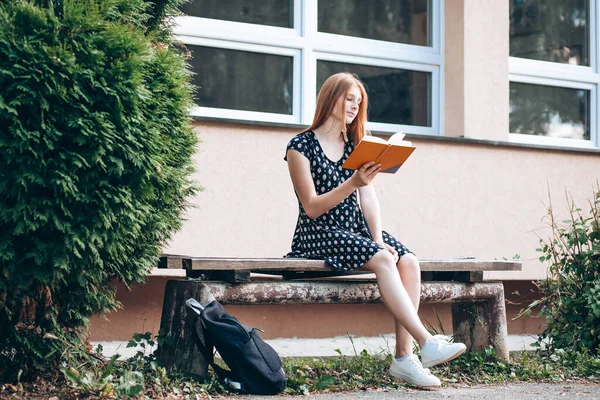 Teenager Ingwerstudentin Sitzt Auf Der Bank Und Liest Ein Buch — Stockfoto