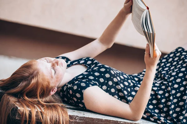 Teen Zrzavý Student Dívka Ležící Lavičce Čtení Knihy — Stock fotografie