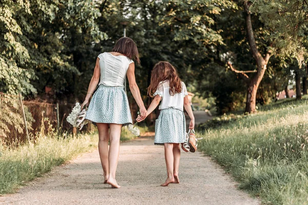 Mãe Filha Mesma Roupa Andando Juntos Estrada — Fotografia de Stock