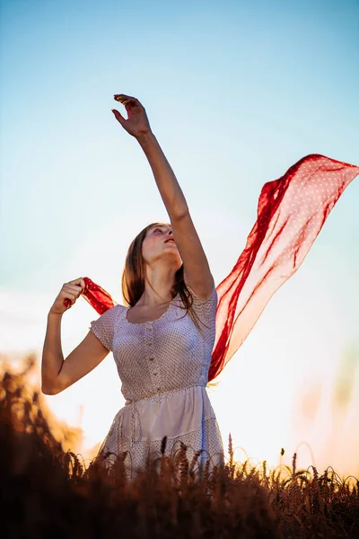 Livre Foto Jovem Menina Gengibre Vestido Branco Segurando Lenço Vermelho — Fotografia de Stock