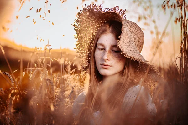 Retrato Cerca Una Joven Adolescente Pelirroja Con Pecas Usando Sombrero — Foto de Stock