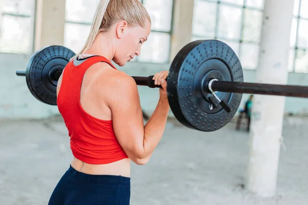 Passar Blond Kvinna Tyngdlyftning Röda Sportkläder Utbildning Aktiv Livsstil — Stockfoto