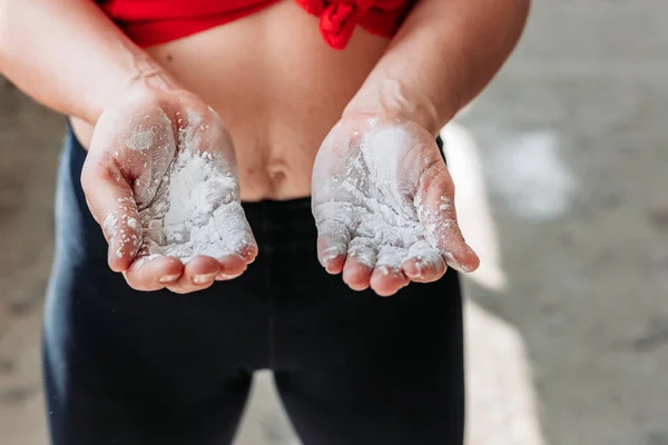 Primer Plano Ajuste Manos Mujer Deportiva Con Talco Polvo Preparación — Foto de Stock