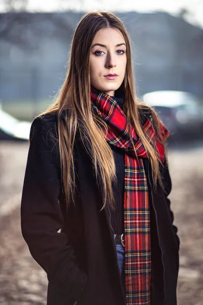 Outdoor Porträtfoto Von Niedlichen Blonden Mädchen Schwarzer Jacke Und Rotem — Stockfoto