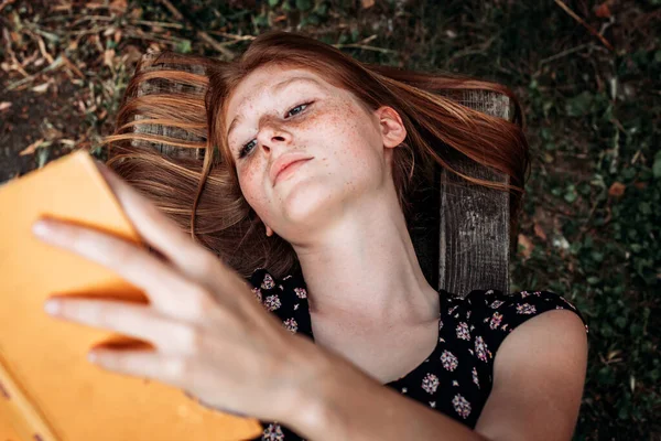 Teenager Ingwerstudentin Liegt Auf Der Bank Und Liest Ein Buch — Stockfoto