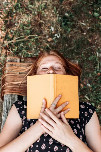 Teen Zrzavý Student Dívka Ležící Lavičce Čtení Knihy Vypadající Velmi — Stock fotografie