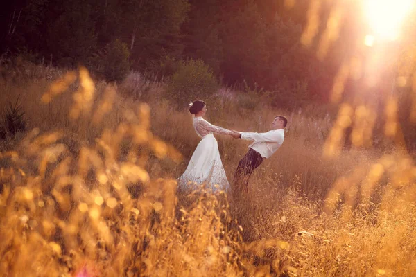Glückliches Ehepaar Draußen Fotos Goldener Stunde Nachmittag Warmes Licht — Stockfoto