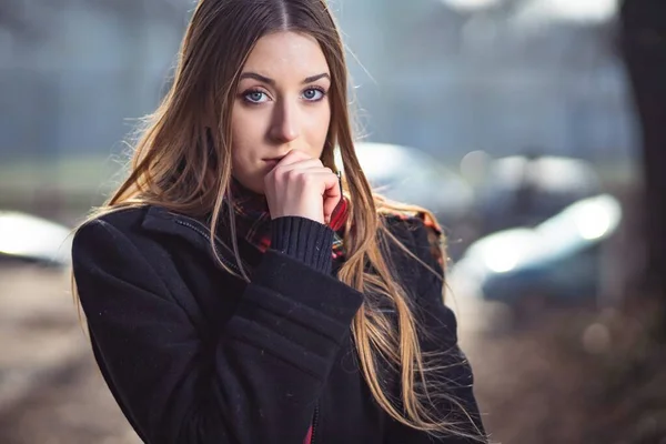 Livre Foto Retrato Menina Loira Bonito Casaco Preto Cachecol Vermelho — Fotografia de Stock