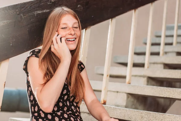 Jovem Adolescente Menina Gengibre Falando Telefone Frente Sua Escola Sentado — Fotografia de Stock
