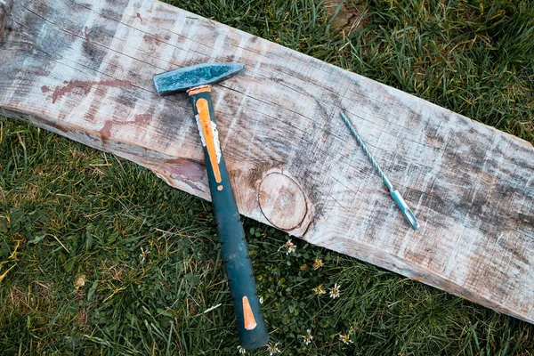 Marteau Planche Bois Dans Herbe Concept Réparation Maison — Photo