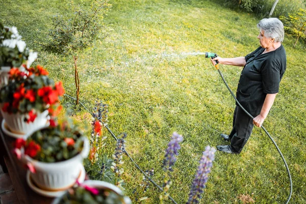 Oudere Vrouw Die Planten Water Geeft Haar Tuin Activiteiten Zomer — Stockfoto