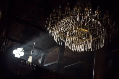 Ortodoks kilisesinin içinde güzel bir kristal avize. Dini mimari