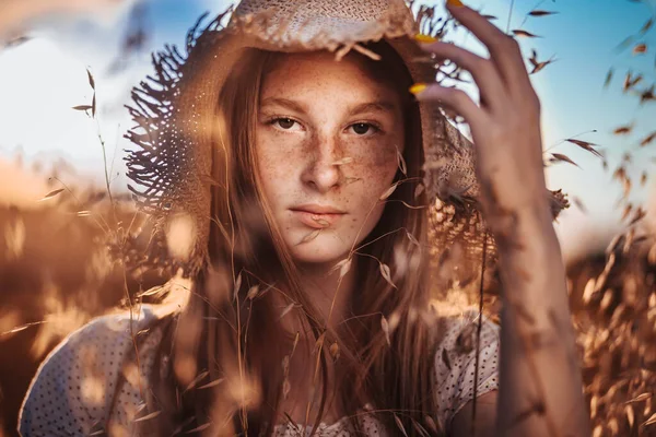 Retrato Jovem Adolescente Menina Gengibre Com Sardas Campo Trigo Usando — Fotografia de Stock