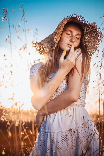 若いです ティーン 夏の帽子をかぶって小麦畑でそばかすと生姜の女の子 目を閉じて — ストック写真
