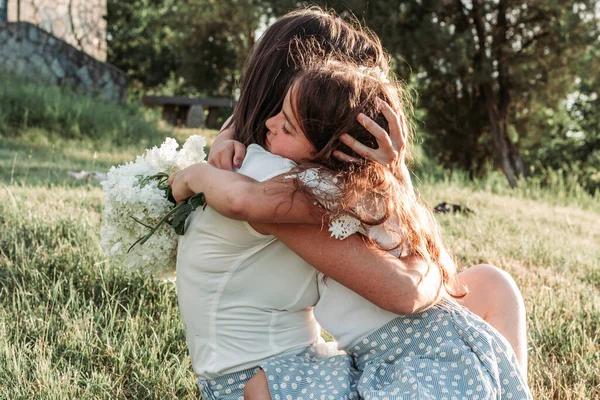 Jovem Mãe Sua Filhinha Abraçando Foto Livre — Fotografia de Stock
