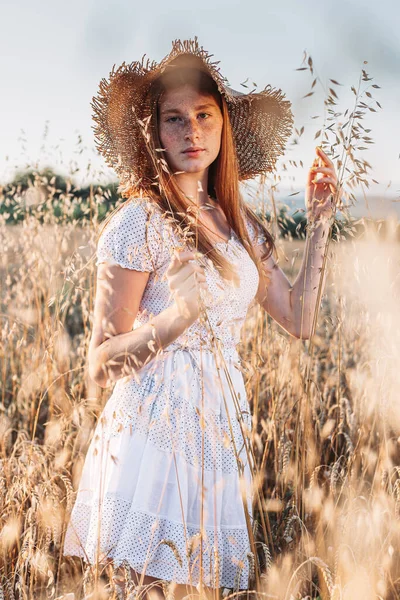 Портрет Молодой Девушки Подростка Веснушками Пшеничном Поле Летней Шляпе — стоковое фото