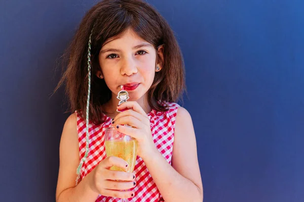 Niña Morena Bebiendo Jugo Naranja Con Una Pajita Espacio Copia —  Fotos de Stock
