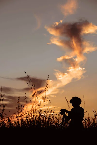 Sylwetka Fotografki Robiącej Zdjęcie Zachodu Słońca Polu Pszenicy — Zdjęcie stockowe